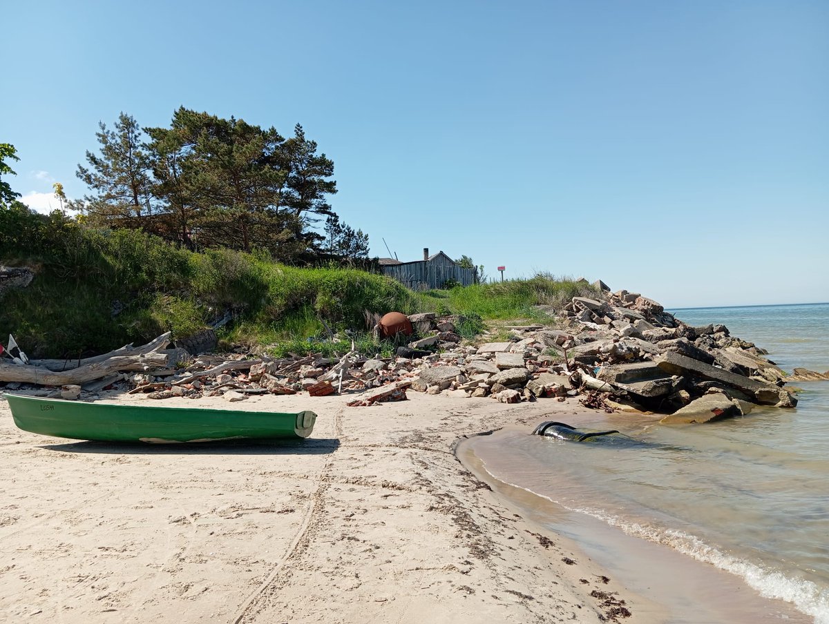 f_arnis's tweet photo. Jūra neatlaidīgi uzbrūk mājelei Bernātos🧐 https://t.co/Ln1NT7C1c2