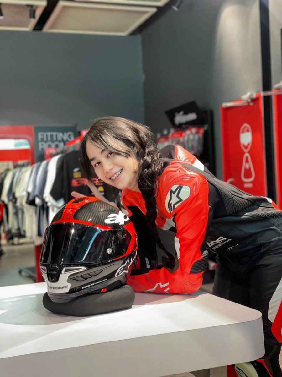 yumiko254621's tweet photo. จากฝุ่นสู่ทางเรียบ✨🛞
#alpinestars
#supertech https://t.co/Pq9ggIaaJj