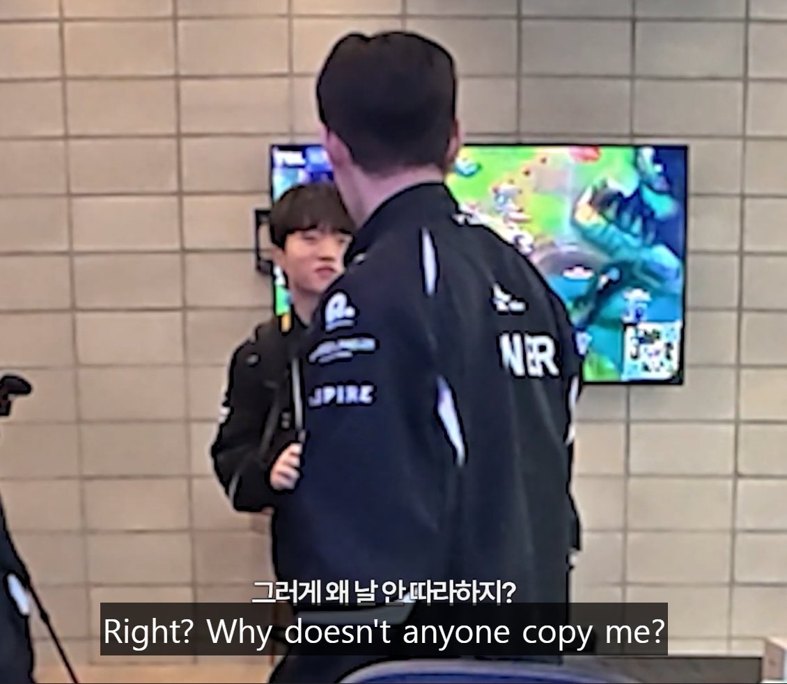 doranyang's tweet photo. 🐶 then hyped 🐯's xin zhao up, only to (jokingly) disagree at the end anyway 😭

🐶: for xin zhao, just copy 🐯
🐶: if you dont know xin zhao, just copy 🐯
🐯: right? why doesnt anyone copy me.
🐶: 🤣🤣

🐯: you agree right?
👤: yeah of course...

🐶: wait what?! https://t.co/hIS6VFuKPv