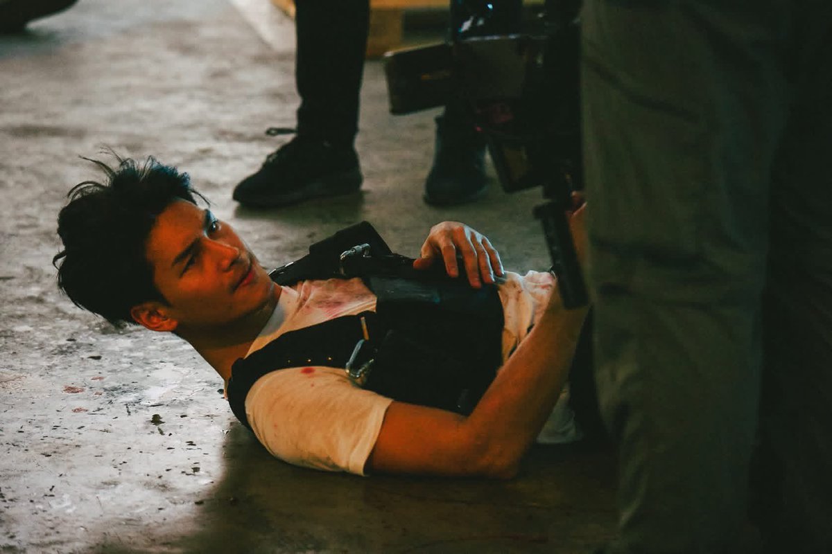 iamisus's tweet photo. น้องพอร์ชหล่อมาก ตำนานมาก ทรงผมมอมๆ มาทั้งเรื่อง แต่ฮีเลือกเซทผมเปิดหน้าผากไปบู๊ช่วยแฟน โคตรเริ่ด

#ApoNattawin 
#KinnporscheTheSeries https://t.co/BJVaNMeegQ