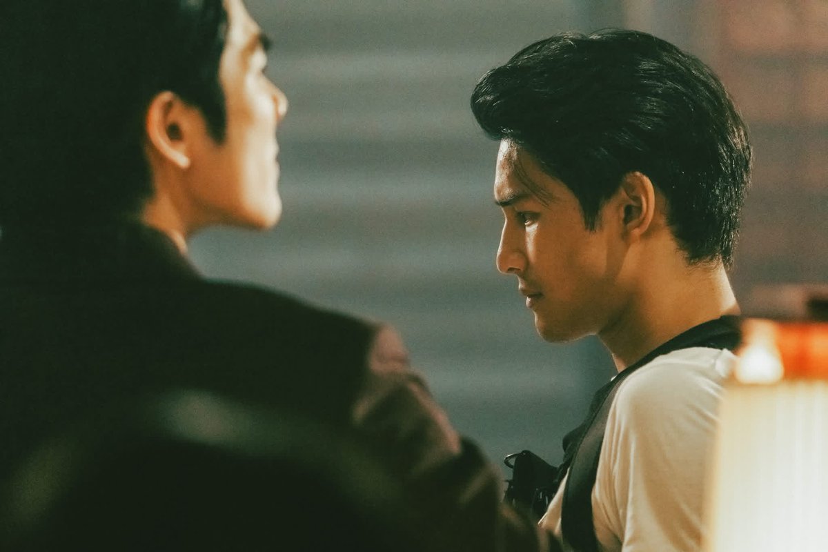 iamisus's tweet photo. น้องพอร์ชหล่อมาก ตำนานมาก ทรงผมมอมๆ มาทั้งเรื่อง แต่ฮีเลือกเซทผมเปิดหน้าผากไปบู๊ช่วยแฟน โคตรเริ่ด

#ApoNattawin 
#KinnporscheTheSeries https://t.co/BJVaNMeegQ