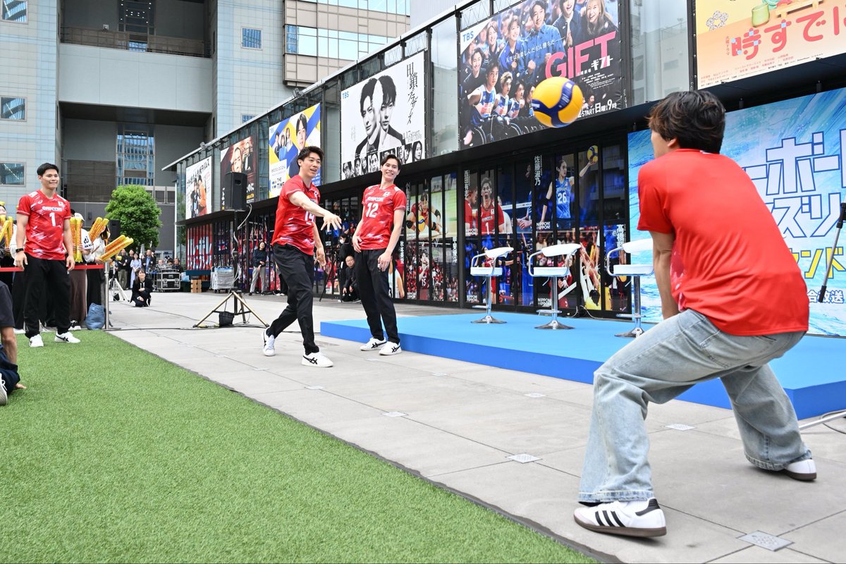 TBSvolleyboo's tweet photo. 昨日 #ネーションズリーグ 2026開幕を記念して開幕セレモニーがTBSサカス広場で行われました👏会場には約500人のファンが駆けつけてくださいました😆✨✨

男子日本代表選手 #石川祐希 選手 #西田有志 選手 #髙橋藍 選手 同大会の応援サポーターに就任したtimelesz #原嘉孝 さんが登壇😊

原さんからの疑問やファンからの質問に
選手たちが答えてくれました😆✨

西田選手がレシーブしたボールを
髙橋選手がトスし、石川選手がスパイクする
【始球式】を行うと、強烈スパイクが
原さんに直撃するというハプニングも👀‼️

会見が終わった後も石川選手がひたすら謝っておりましたが原さんは『本当に光栄です』と目を輝かしていました🙇‍♀️🙏🙏

選手の皆さん、原さん
昨日は素敵な時間をありがとうございました👏

女子は明日あさ5時30分〜ウクライナ戦男子は10日（水）に初戦を迎えます！

引き続き一緒に応援しましょう😊