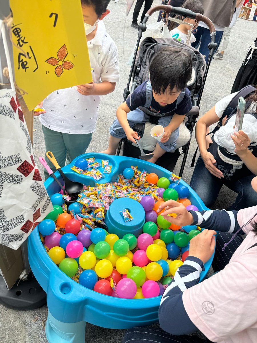 kodomomiraifes's tweet photo. 🌈明日 開催！
おそとで遊ぼう「#あそびのマルシェ」

6/6(土)11時〜16時
センター南駅前 #砂の広場 にて開催します🙌

明日土曜11時〜は #センター南 で遊びましょう！
待ってるよー👋

◆公式サイトhttps://t.co/fC2x8Xajlt
◇チケット https://t.co/ptSYEGcLCI
#こどもみらいフェス #kmfes https://t.co/qdKM8ny0w6