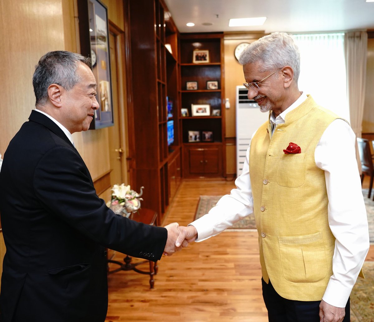 DrSJaishankar's tweet photo. Pleased to meet Shingo Ueno, CEO, Sumitomo Corporation in New Delhi today. 

Discussed opportunities for Japanese businesses in India’s growth and modernisation. 

Appreciated Sumitomo’s commitment to ‘Make in India’. Sumitomo can make an important contribution to the investment target of ¥ 10 trillion over the next decade. 

🇮🇳 🇯🇵