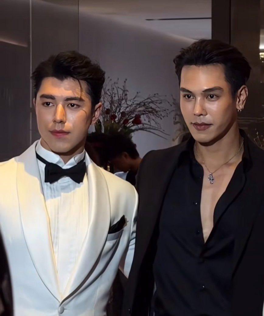 urmiepink's tweet photo. ชั้นอะนะไม่เคยมุ้ปอรจากรูปนี้ได้เลย เพราะเมะร้าย ๆ หล่อมาก และเคะที่ยืนข้างเมะ น่ารักมาก ๆ ช่างเป็นรูปที่เหมาะสมจริง ๆ แต่เมะหน้าร้ายมาก แต่ร้ายแบบใจดีแค่กับเธอขาคนเดียว คนอื่นเดี๋ยวเจอกุ เมะมาเฟียรูปหล่อพ่อรวย กับเคะยัยคุณหนูจิตใจดี โอบอ้อมอารี เหมาะสมยั้งกะกิ่งทองใบหยก https://t.co/d3ZNqSbGNB
