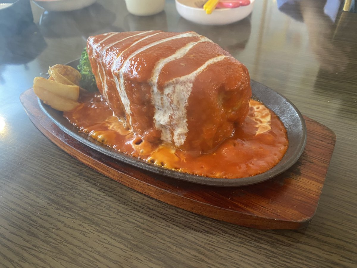 dynam_00048's tweet photo. いつもご覧頂きありがとうございます😍

やっぱりこの時期はお肉ですねー😋

スタミナ付けて夏を乗り切ろう‼️

しかしめちゃめちゃデカかった🤣

#ダイナム
#ポークチャップ https://t.co/iXZudSRqNM