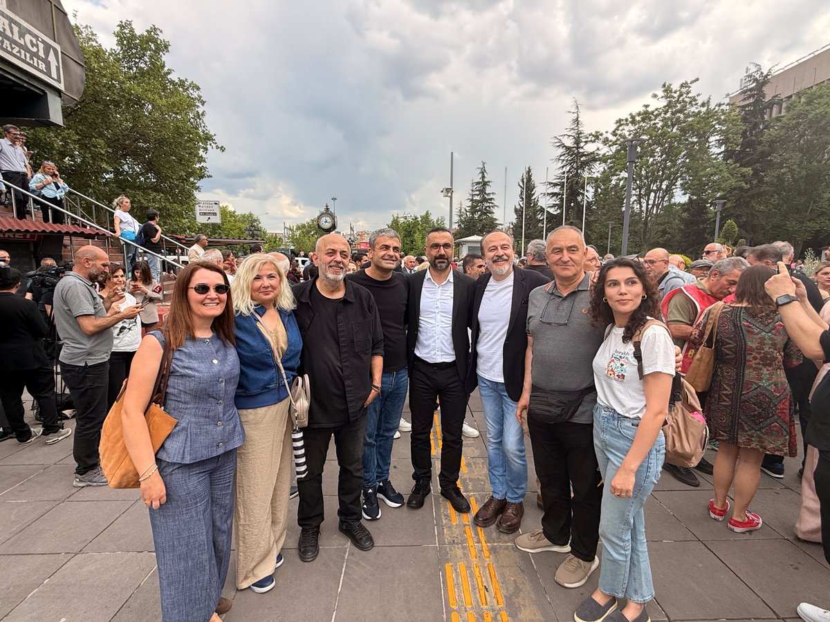 unsalunlu's tweet photo. 3 hafta önce "Alican'a özgürlük" diye bağırıyorduk burada, bugün @alicanuludag Alican da aramızda ve İsmail Arı özgür kalsın diye eylemdeyiz. 
#talebimiztahliye ve arkadaşımızı alıp çıkacağız duruşmadan... https://t.co/XZvaZDzauP
