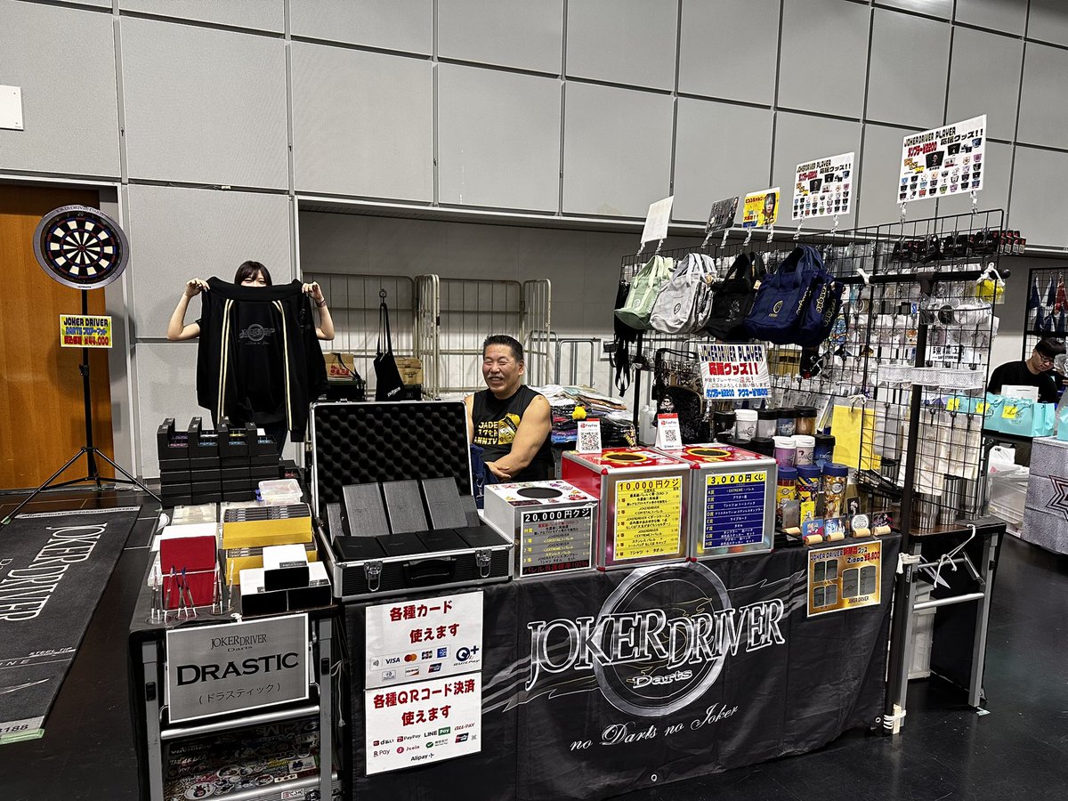 JapanProDarts's tweet photo. 【STAGE 5京都】

会場に出店するスポンサーブースです🛍️

バレル、アクセサリー、アパレルなどダーツファンが欲しいものが勢ぞろい😍

観戦にお買い物に会場までぜひお越しください。

ダーツハイブ
DMC
JOKER DRIVER
E-MYTH https://t.co/lRX1DiSFJE