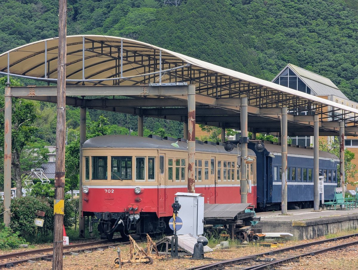 karasuma455's tweet photo. 鉱山鉄道がキレイに保存🚃

岡山県美咲町「柵原ふれあい鉱山公園」

1991年に廃止さ���た片上鉄道。その終点駅は公園となっていて無料開放されています。保存会の方々が丁寧に整備されていて、今にも動き出しそうですが、2024年を最後に構内運転は終了したよう…。近くの峠のドライブインにも保存車が😯 https://t.co/7WWBDaAsKH