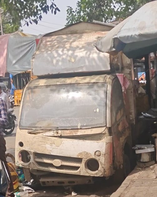 Ambernath_ACF's tweet photo. Complaint against #RTOKALYAN for failing to comply with Hon'ble court order for NO PARKING  within 150 metres from Rly stn, 1 Tempo (MH04 DK 146) with fitness, PUC &amp; insurance expired and no clear number plate seen parked 24 Hrs near bhairav jewellers, ambernath east. @MMVD_RTO https://t.co/ZqLNOJ5pBM
