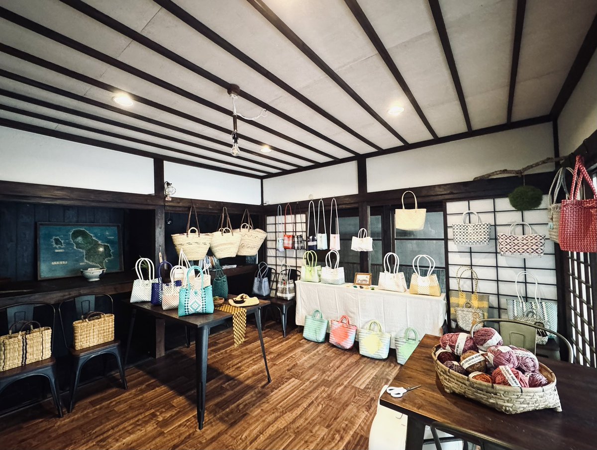 siinoki_rui's tweet photo. 🛶6/8（土）13:00〜17:00open✨

今日は明日からの企画展のために準備してきました🛍️
店内こんな感じです💖
お気に入りを見つけたらぜひ✨

ベトナム🇻🇳より手づくりだからいびつで可愛いビアホイグラスが入荷しました！
今年の夏はビアホイグラスで乾杯なんてどうですか？🍻🏝️🫶

#八丈島
#雑貨店 https://t.co/dGiCbFSA3a
