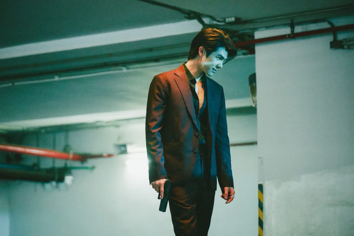 iamisus's tweet photo. คุณคินน์ ผู้นำตระกูลหลัก อย่าได้จับปืนเชียว พี่รองค้าบบบบบไว้ชีวิตหนูด้วย

#MilePhakphum
#KinnporscheTheSeries https://t.co/y5iE7jcwB3