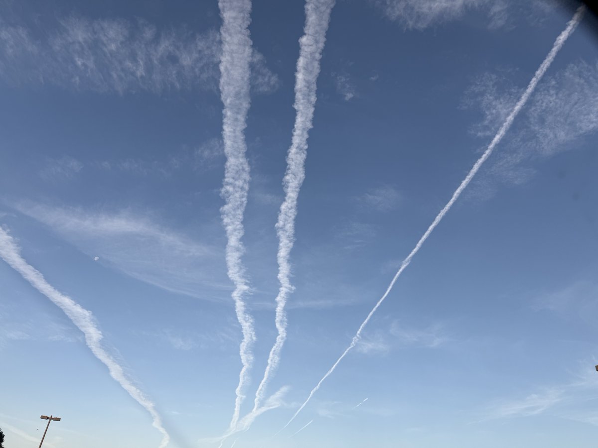 BDHawk466's tweet photo. Clouds do not come from planes! Poison does @realDonaldTrump @epaleeszeldin https://t.co/oKeKudBSMR