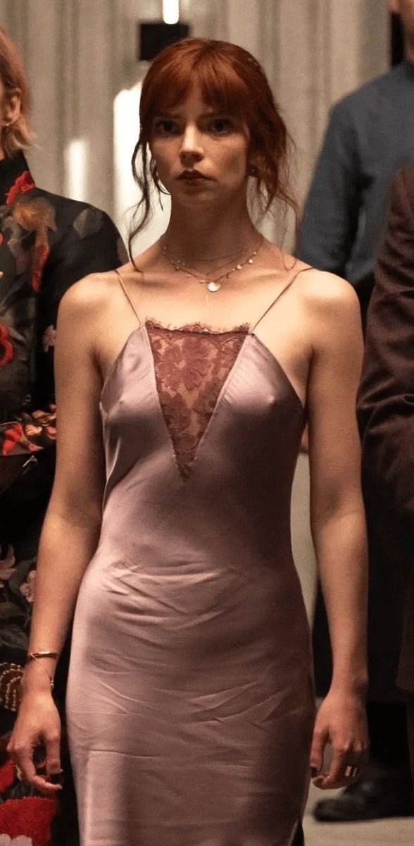 ThinkerAnya_'s tweet photo. Anya Taylor joy in the menu (2022), a modern horror masterpiece https://t.co/UfnlbJGsXf