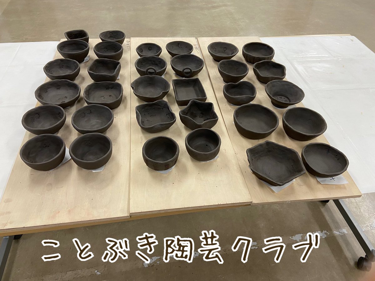 MomoeYoshimura's tweet photo. ことぶき陶芸クラブ
昨日に手びねり成形、
今日は削り、
1年生2年生は小鉢、
3年生4年生は織部作品、
釉薬掛けはまた下旬に❗️
楽しみです😊 https://t.co/NWvJWPIN3h