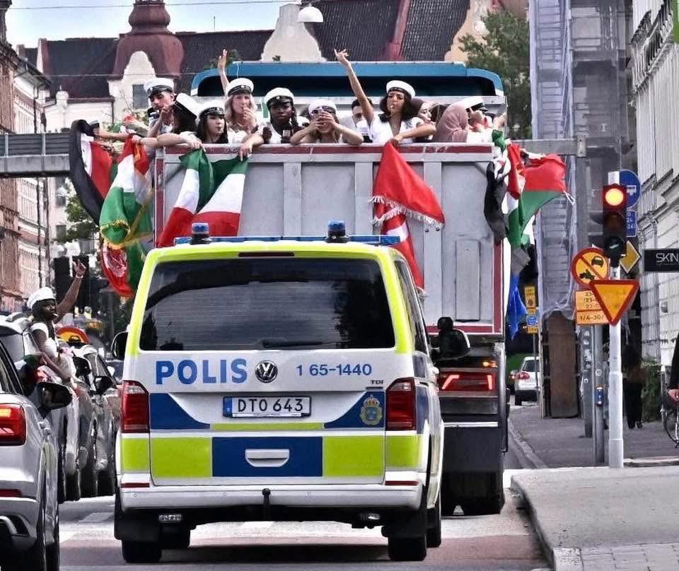 RamonaFransson's tweet photo. Av Lotta Andrén från Facebook 

”Om dessa ungdomar uppskattar sina hemländer så här mycket, tycker jag att de ska åka hem! 
Själv tycker jag att alla flaggor utom den svenska ska förbjudas vid sådana här tillfällen. Det är Sverige som bekostat deras utbildning. 
Det här är ett hån mot Sverige 
🇸🇪🇸🇪🇸🇪🇸🇪🇸🇪🇸🇪🇸🇪🇸🇪🇸🇪🇸🇪🇸🇪🇸🇪🇸🇪🇸🇪🇸🇪🇸🇪
