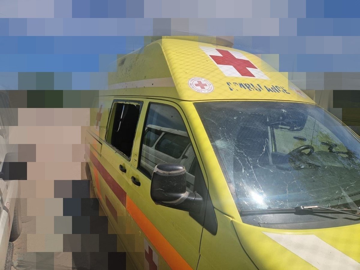 Gerashchenko_en's tweet photo. Russian strikes on humanitarian vehicles are becoming very frequent.

Russia attacked the vehicles of the Red Cross Ukraine in Kherson. A 50-year-old employee was injured.

The Red Cross is a strictly humanitarian mission that helps civilians. The vehicles were clearly marked. https://t.co/20l9JsjPnd
