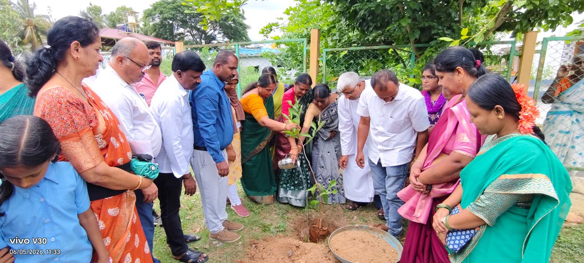 CBhadravathi's tweet photo. ಭದ್ರಾವತಿ ನಗರಸಭೆವತಿಯಿಂದ  “ವಿಶ್ವ ಪರಿಸರ ದಿನಾಚರಣೆ” ಪ್ರಯುಕ್ತ ಇಂದು ದಿನಾಂಕ:05/06/2026 ರಂದು ಬೆಳಗ್ಗೆ:09.30 ಗಂಟೆಗೆ ಮಾನ್ಯ ನಗರಸಭಾ ಅಧ್ಯಕ್ಷರಾದ ಶ್ರೀಮತಿ ಜೆ.ಸಿ.ಗೀತಾ ರಾಜ್‌ಕುಮಾರ್  ರವರ ಅಧ್ಯಕ್ಷತೆಯಲ್ಲಿ ಗಿಡ ನೆಡುವ ಕಾರ್ಯಕ್ರಮವನ್ನು ಆಯೋಜಿಸಲಾಯಿತು. https://t.co/vpGpgVzofk
