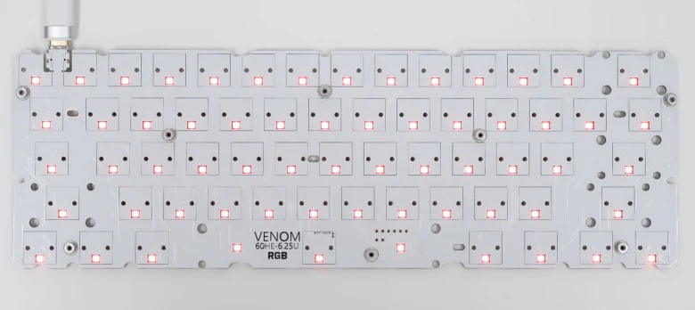 Rabbit0_r's tweet photo. 【 Coming Soon… 】

Venom 60 HE RGB PCB https://t.co/bIVCD5y9Jj