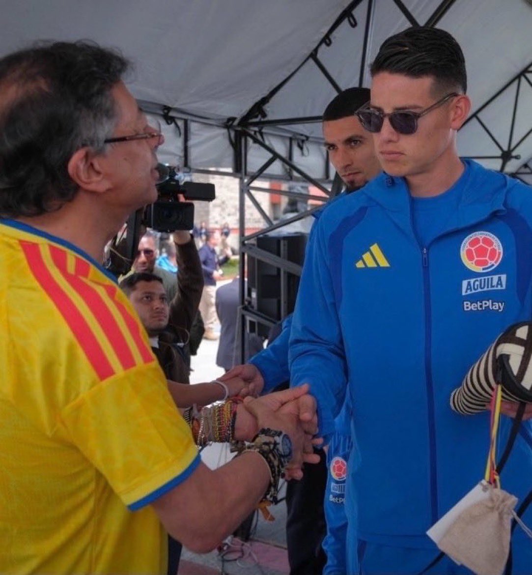 Vendetta1313_'s tweet photo. La cara de asco de James Rodríguez nos representa a TODOS los colombianos. https://t.co/JV84rWsYjb