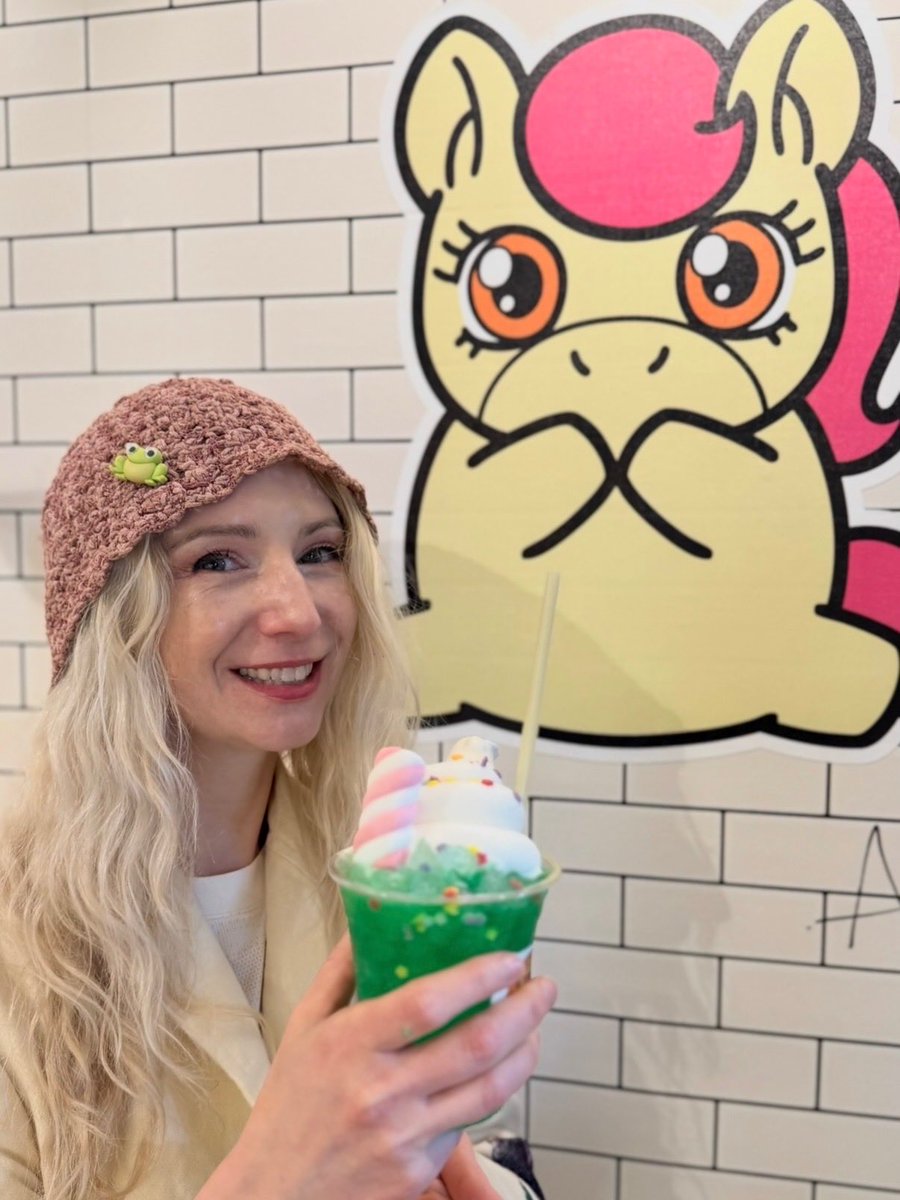 Pony_PizzaTOKYO's tweet photo. 今回もお忙しい中、My Little Pony公式コミックアーティストであり、ポニーピザ東京のポニーを描いてくれた
@AgnesGarbowska が遊びに来てくれました！

そして今回もたくさんのお客様にご来店いただき、本当にありがとうございました。

また、アグネスの通訳をしてくださったTubaさんにも感謝です！

アグネスとのご縁のおかげで、ポニーピザ東京は日本全国だけでなく海外からもお客様が来てくださるお店になりました。世界中のファンの皆さまとつながれる場所になっていることをとても嬉しく思います。

素敵なご縁をつないでくれたアグネス、本当にありがとう！

これからもポニーピザ東京は、皆さまに笑顔と幸せを届けられる場所を目指して頑張ります🦄🍕✨

ご来店いただいた皆さま、本当にありがとうございました！💖

Thank you, Agnes Garbowska, for visiting Pony Pizza TOKYO again!

Thank you to everyone who came and to Tuba for helping with translation.

Because of Agnes, fans from around the world visit Pony Pizza TOKYO.

Thank you! 🦄🍕💖

#agnesgarbowska #マイリトルポニー