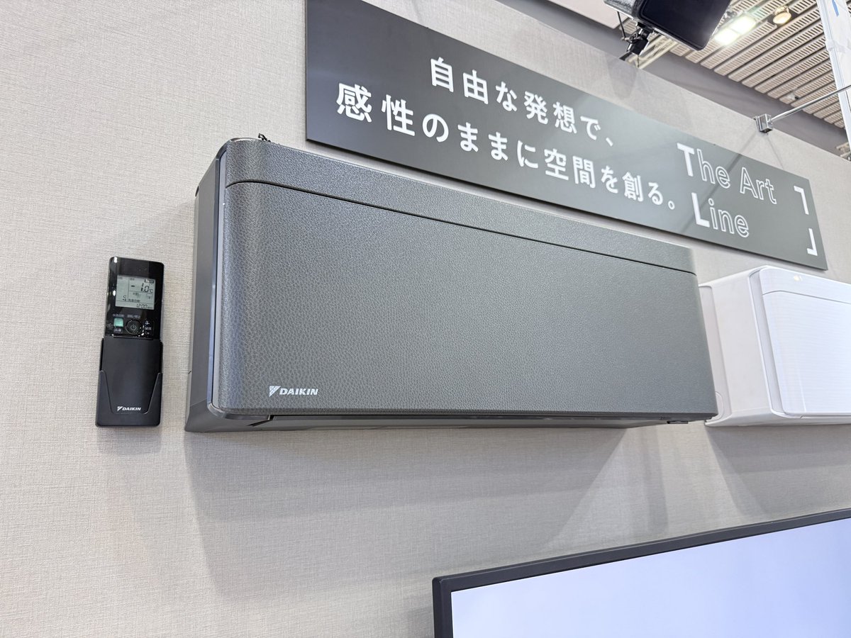 ds_osaka's tweet photo. 最近、エアコンを設備として見せない様に隠そうとするアホみたいな意匠屋、家垢のポスト、それに悩まされてる職方のポストを見る事が多いが、コレなら違和感無いんじゃ無いの🤭🤭メーカーさんも敢えてエアコンとして見せないってのが発想の原点って言ってたよ🤭🤭
で、3ヶ月程納期かかるらしいけど、デザインも変えれるんだって！
