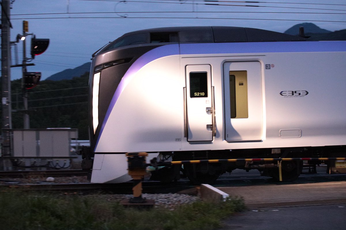 waku2kuwa's tweet photo. 2026年6月5日(金)
篠ノ井線下り8093M特急信州3号長野行き
E353系3両S210編成
姨捨・稲荷山間 桑ノ原信号場を通過。
Canon EOS R
TAMRON A001 70-200mm
の70㎜くらいズーム
f 3.5 1/250
#篠ノ井線
#E353 https://t.co/sGZGofoUqz