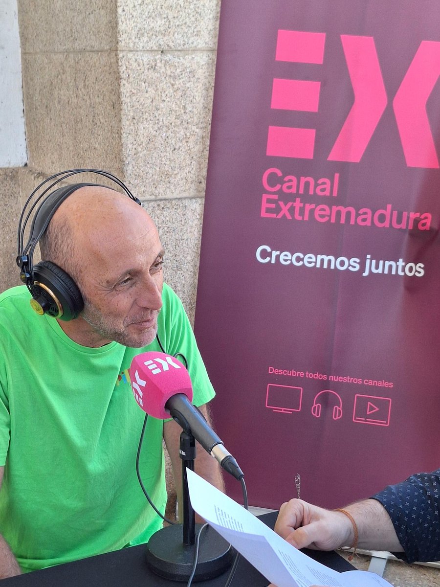 cextremadura's tweet photo. ✏️ Crear juguetes de madera artesanos. Es lo que hace Renault Marcovalvo.

🔴 De cómo surgió su proyecto y lo que implica para el mundo rural está hablando en 'El sol sale por el oeste'.

✔️ Canal Extremadura Radio emite hoy desde la Plaza Mayor de Cáceres.

 🟥 DIRECTO | #EXPlay y radio 
https://t.co/xmKzZAwjNp

#jato2026 #diputacióndecáceres #cáceres