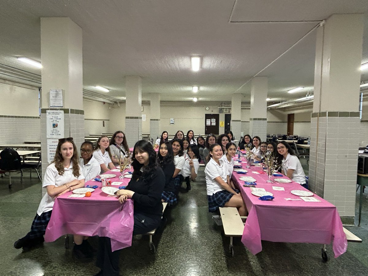 LAT_TCDSB's tweet photo. Congratulations to our First Year 40 Award recipients who have earned at least 40 hours of community service during their first year of high school! https://t.co/zw3uk1aKsA