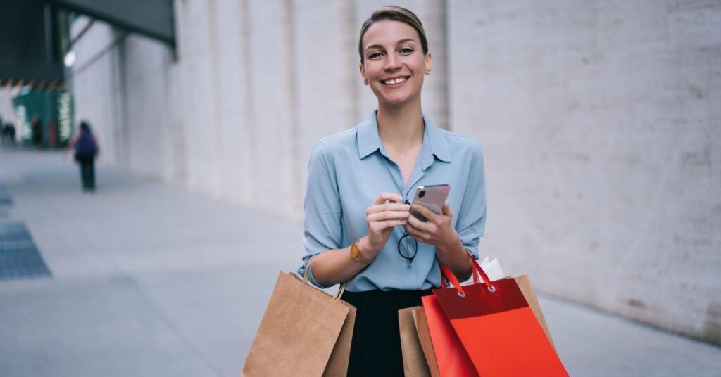 EcommBridgeCZ's tweet photo. 📱 Nákupy se stěhují do aplikací, ale lidé mají na displeji místo jen pro pár vyvolených. Kam směřuje m-commerce? https://t.co/OWIbERaFuV https://t.co/ehSRcAc2Ha
