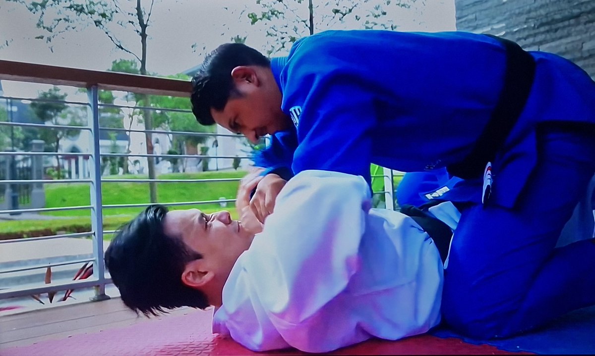 raecursive's tweet photo. Eh tunggu-tunggu… Seru banget loh guys duel Sena Jiu‑Jitsu lawan Dipa Taekwondo! 🤩🔥💪

#TerikatJanjiEp62 https://t.co/BOhpeMmZYh