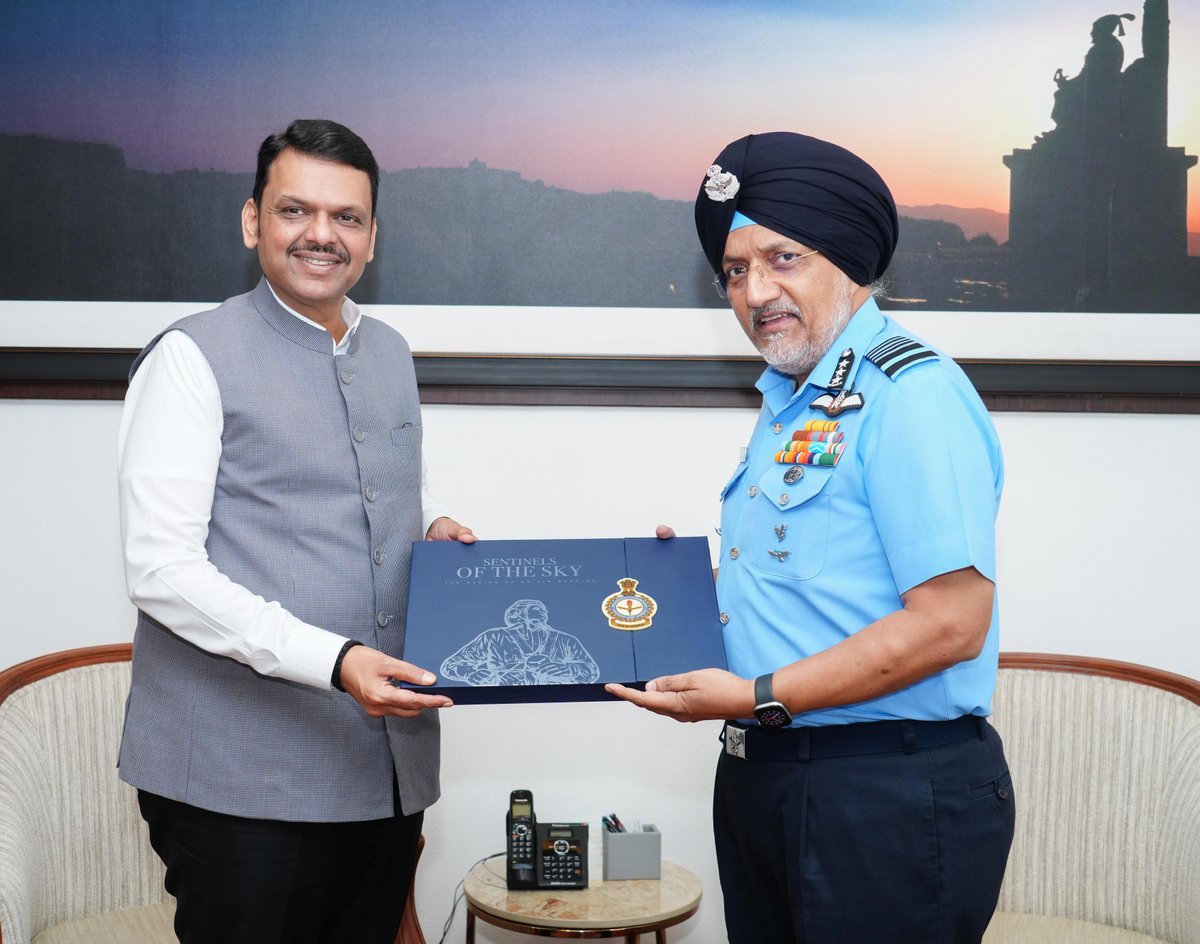 CMOMaharashtra's tweet photo. 🔸Air Officer Commanding-in-Chief of South Western Air Command, Air Marshal Tejinder Singh, paid a courtesy visit to CM Devendra Fadnavis at Varsha Bungalow in Mumbai today. CM Fadnavis welcomed him. 

🔸मुख्यमंत्री देवेंद्र फडणवीस यांची आज साउथ वेस्टर्न एअर कमांडचे एअर ऑफिसर कमांडिंग-इन-चीफ, एअर मार्शल तेजिंदर सिंह यांनी मुंबई येथील वर्षा निवासस्थानी सदिच्छा भेट घेतली. याप्रसंगी मुख्यमंत्री फडणवीस यांनी त्यांचे स्वागत केले.

🔸मुख्यमंत्री देवेंद्र फडणवीस इनसे आज साउथ वेस्टर्न एयर कमांड के एयर ऑफिसर कमांडिंग-इन-चीफ, एयर मार्शल तेजिंदर सिंह इन्होंने मुंबई स्थित वर्षा आवास पर सदिच्छा भेंट की। इस अवसर पर मुख्यमंत्री फडणवीस इन्होंने उनका स्वागत किया।

🕒 2.45pm | 5-6-2026📍Varsha Bungalow, Mumbai | दु. २.४५ वा. | ५-६-२०२६📍वर्षा निवासस्थान, मुंबई.

@Dev_Fadnavis @IAF_MCC 
#Maharashtra #DevendraFadnavis #Mumbai