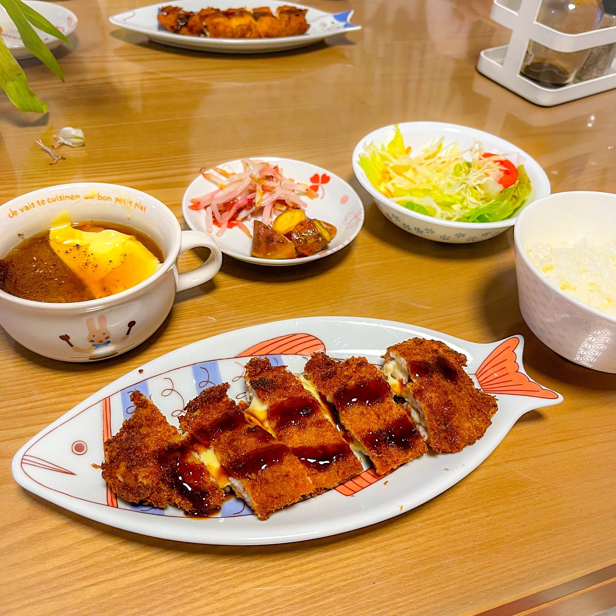 teruru's tweet photo. お夕飯はミルフィーユチーズカツ、オニオングラタンスープ、もやしの梅和え、大学芋、サラダ、お味噌汁だったったった！ https://t.co/jFIEnK1PWL