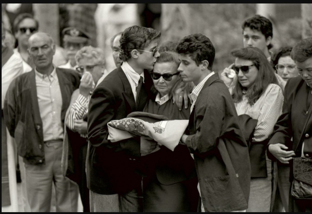 ConsuorF's tweet photo. #TalDiaComoHoy de 1991 #ETA asesinó en #Madrid al Tte del @EjercitoAire Enrique Aguilar con una bomba lapa. El año anterior perdió a una hija de leucemia. Tenía 2 hijos más, uno de ellos solía acompañarlo en ese trayecto ese día afortunadamente no lo hizo.
También #impune

🧵 https://t.co/piTPj6P3Tm