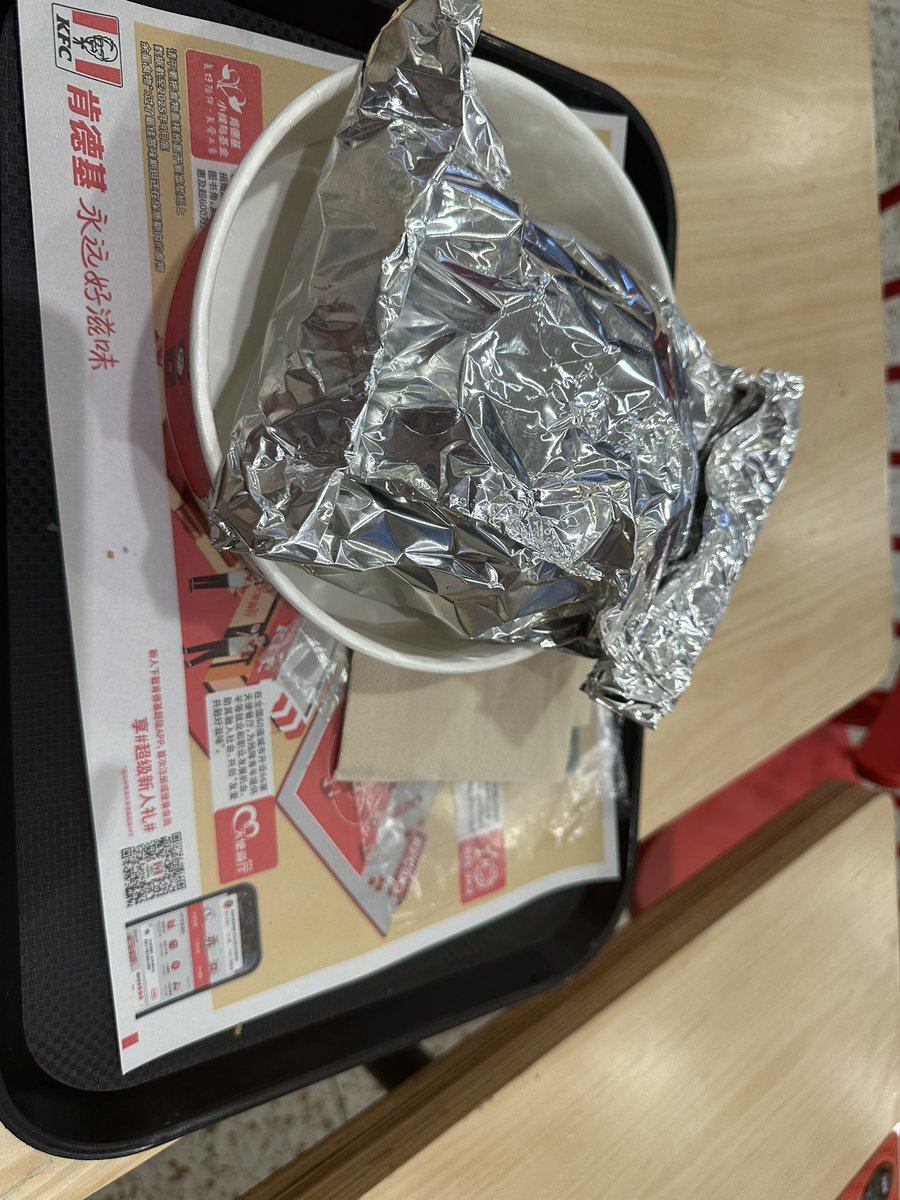 NagiExpress's tweet photo. Nagi今天吃什么

江西小炒好吃

为什么肯德基的全鸡吃不饱
我是什么大胃王吗🤔

波比艾斯的冰淇淋
点之前以为挺大的但其实很小
竟然还要13块
但抹茶 草莓酱 奥利奥碎的口感平衡的很好

奈雪比以前更好喝了，也更便宜了
果然国内最卷的还是奶茶/饮品界 https://t.co/WxOAQ7qnh6