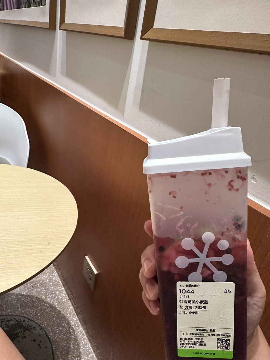 NagiExpress's tweet photo. Nagi今天吃什么

江西小炒好吃

为什么肯德基的全鸡吃不饱
我是什么大胃王吗🤔

波比艾斯的冰淇淋
点之前以为挺大的但其实很小
竟然还要13块
但抹茶 草莓酱 奥利奥碎的口感平衡的很好

奈雪比以前更好喝了，也更便宜了
果然国内最卷的还是奶茶/饮品界 https://t.co/WxOAQ7qnh6