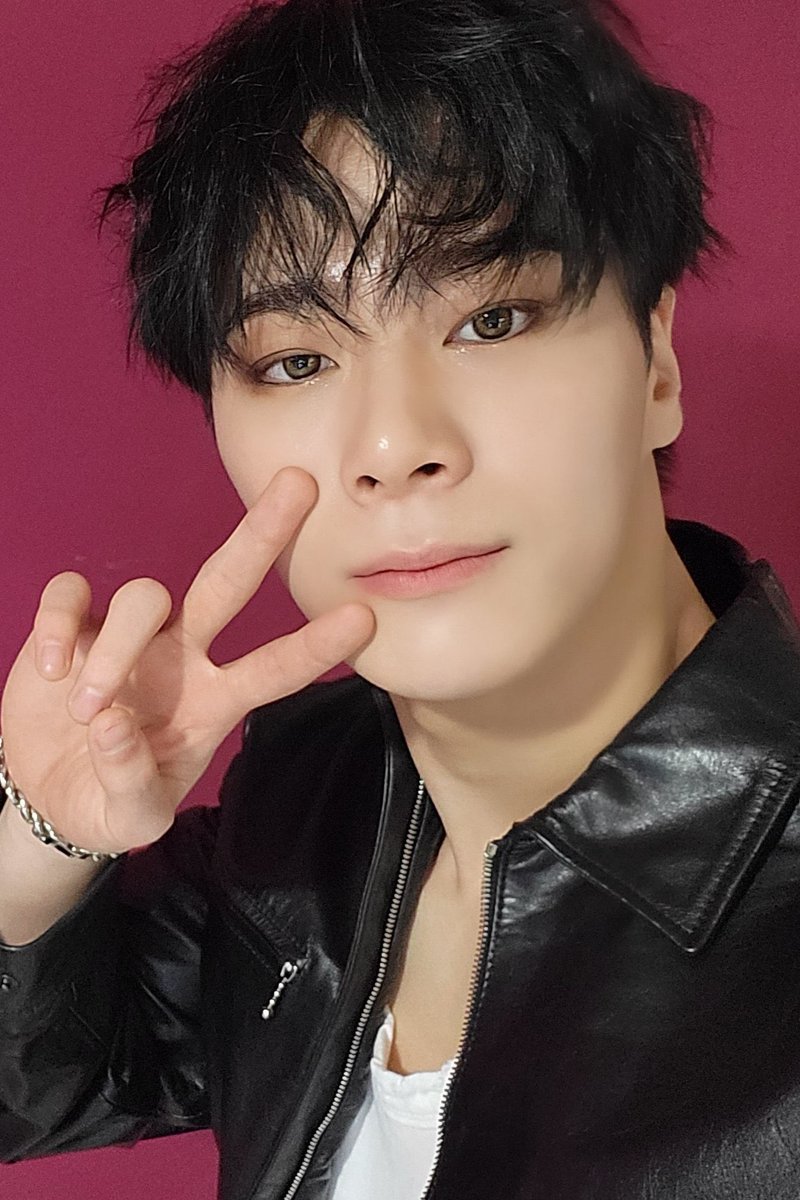 binisabel1311's tweet photo. @THEK___KING Mi dulce y eterno Binnie, siempre contigo 🌙💖 #MOONBIN #문빈 https://t.co/OiQTrDdrdA