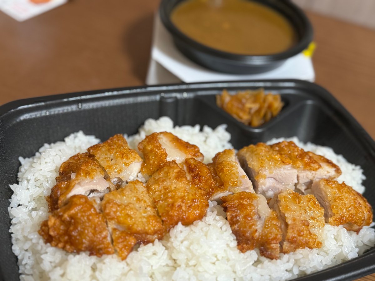 magyoppp's tweet photo. 【CoCo壱 注文会レポ】
マッ「お持ち帰りで…えっと…」
店員様「いつもありがとうございます」
店員様「ポークカレー、ライス600、パリパリチキンは2枚で宜しいですか？」
マッ「！？…あっ…はいっ！」

我らが…王よ…。店員さんに認知してもらえました😭これからもカレー食べ続けます🦐

#217find! https://t.co/8FR1EOwfmH