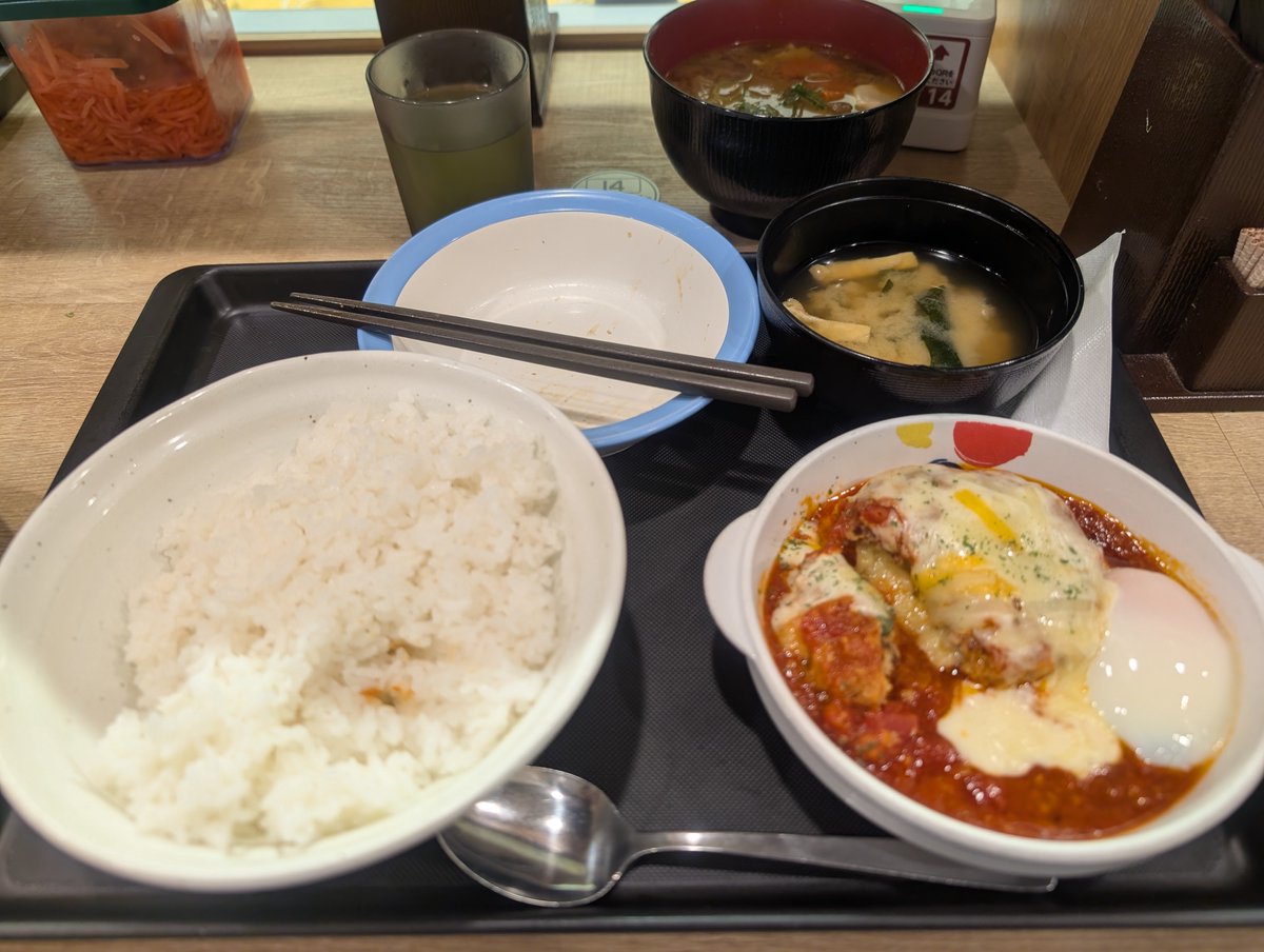 michi_954's tweet photo. 豚汁に変更したら忘れられて、
デミたま定食頼んだら、うまトマ定食が来た(笑)

#松屋 https://t.co/XGiHLeoPXh