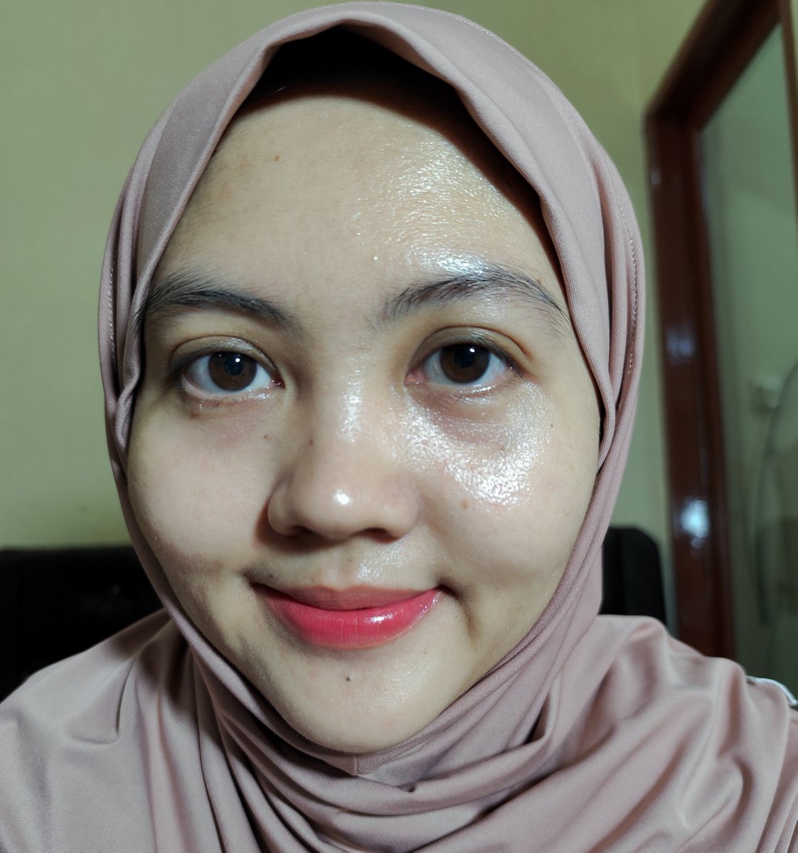skincherrys's tweet photo. step skincare aku tuh simpel aja ga banyak yg kupakai 
- cleansing 
- serum
- moisturizer 
- sunscreen 

cuma aku tuh fokusnya di kandungan produknya, disesuaikan sama kondisi kulit juga, kalo sekarang aku lagi fokus mencerahkan biar 1, 2, 3, glowing tanpa noda ✨ https://t.co/GRLbLzZmlm
