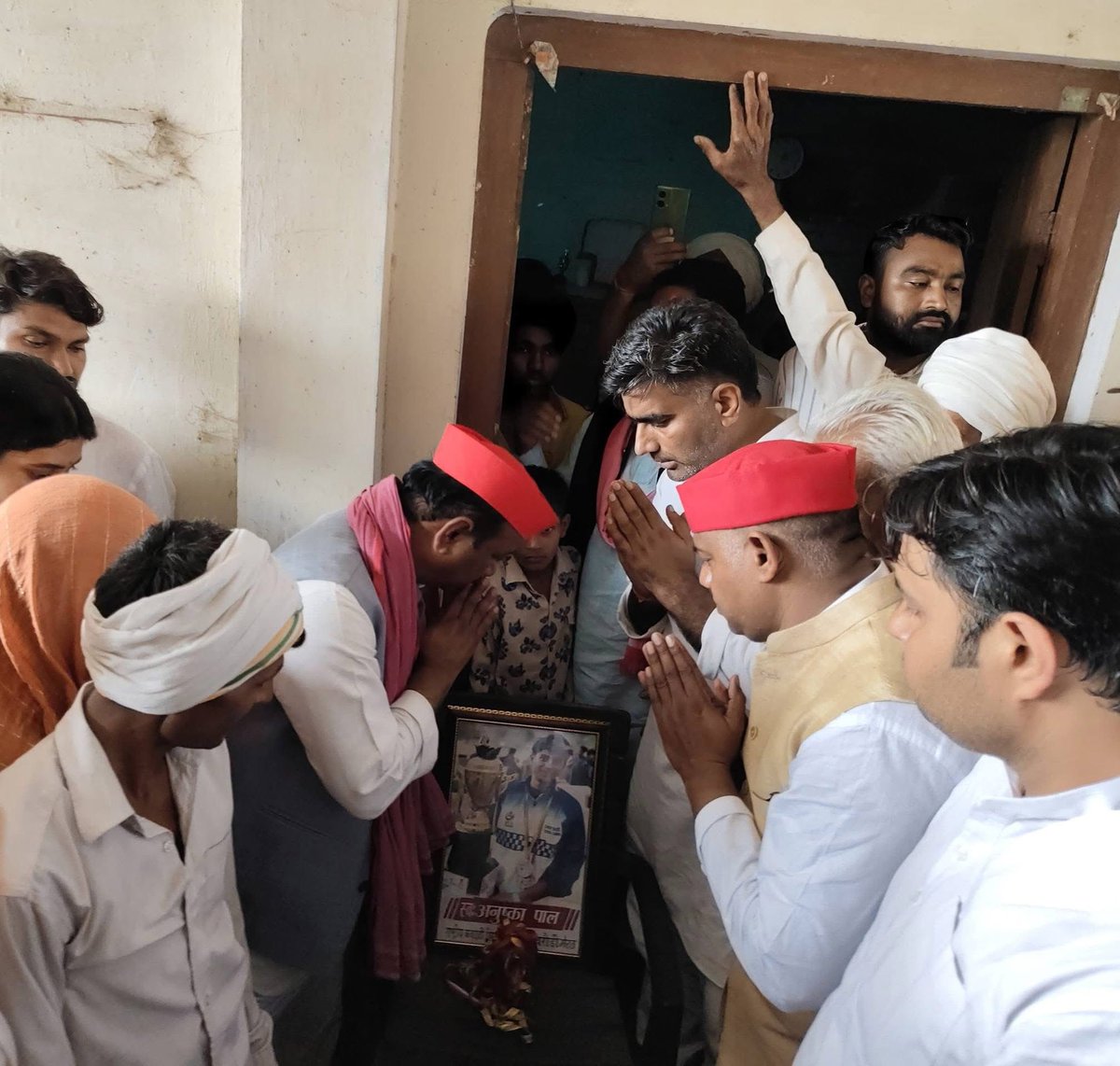 atulpradhansp's tweet photo. राष्ट्रीय कबड्डी खिलाड़ी दिवंगत #अनुष्का_पाल_जी के निधन से पूरा क्षेत्र शोकाकुल है।आज समाजवादी पार्टी के प्रदेश अध्यक्ष श्री श्यामलाल पाल जी ने सरधना विधानसभा क्षेत्र के ग्राम चिरौड़ी पहुंचकर शोक संतप्त परिजनों से मुलाकात की तथा अपनी गहरी संवेदनाएं व्यक्त कीं। उन्होंने दुःख की इस घड़ी में परिवार को हर संभव सहयोग का भरोसा दिलाते हुए पार्टी की तरफ से 2 लाख 50 हजार रुपए की आर्थिक सहायता प्रदान की।साथ ही प्रदेश अध्यक्ष जी ने सरकार से मांग की कि पीड़ित परिवार को ₹50 लाख की आर्थिक सहायता तथा परिवार के एक सदस्य को सरकारी नौकरी दी जाए, ताकि परिवार को न्याय और संबल मिल सके।हम सभी दिवंगत अनुष्का पाल जी को भावभीनी श्रद्धांजलि अर्पित करते हैं और न्याय की इस लड़ाई में परिवार के साथ मजबूती से खड़े हैं।