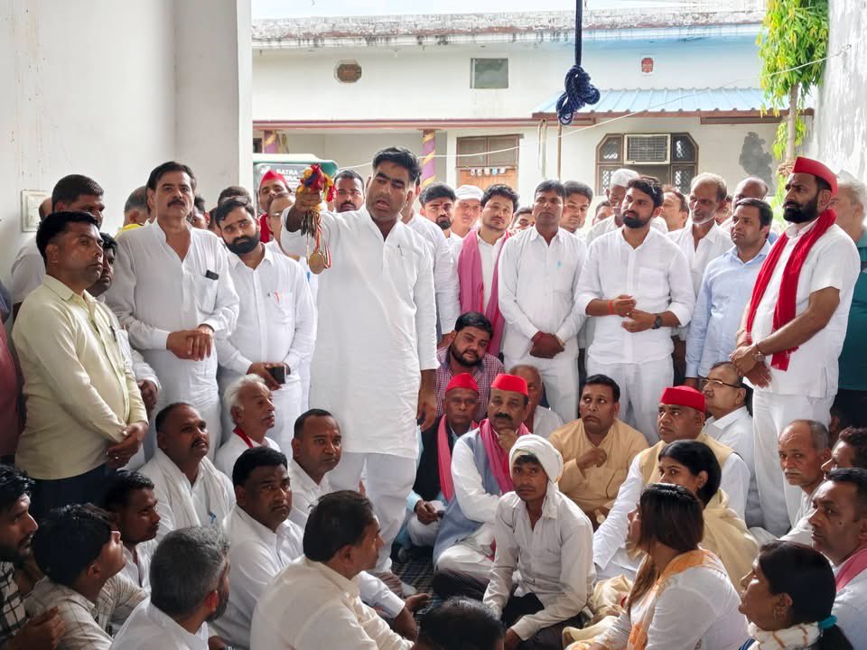 atulpradhansp's tweet photo. राष्ट्रीय कबड्डी खिलाड़ी दिवंगत #अनुष्का_पाल_जी के निधन से पूरा क्षेत्र शोकाकुल है।आज समाजवादी पार्टी के प्रदेश अध्यक्ष श्री श्यामलाल पाल जी ने सरधना विधानसभा क्षेत्र के ग्राम चिरौड़ी पहुंचकर शोक संतप्त परिजनों से मुलाकात की तथा अपनी गहरी संवेदनाएं व्यक्त कीं। उन्होंने दुःख की इस घड़ी में परिवार को हर संभव सहयोग का भरोसा दिलाते हुए पार्टी की तरफ से 2 लाख 50 हजार रुपए की आर्थिक सहायता प्रदान की।साथ ही प्रदेश अध्यक्ष जी ने सरकार से मांग की कि पीड़ित परिवार को ₹50 लाख की आर्थिक सहायता तथा परिवार के एक सदस्य को सरकारी नौकरी दी जाए, ताकि परिवार को न्याय और संबल मिल सके।हम सभी दिवंगत अनुष्का पाल जी को भावभीनी श्रद्धांजलि अर्पित करते हैं और न्याय की इस लड़ाई में परिवार के साथ मजबूती से खड़े हैं।