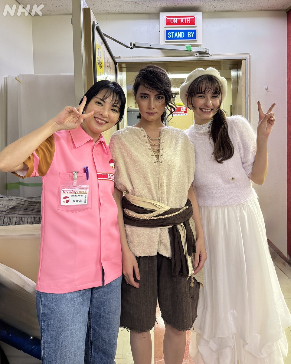 nhk_dramas's tweet photo. ドラマ10【#コンビニ兄弟】🏪👬
第7回6/9 総合・毎週火曜夜10時(全10回)

オフショットをお届けします📸✨

未公開！華(#石川恋)の舞台写真も👀✨

#中島健人 #田中麗奈 #嵐莉菜 
#石川恋 #柄本明 #宮田早苗

第6回配信中👇
https://t.co/auHn1SoL2J https://t.co/7bL0M2PVMM