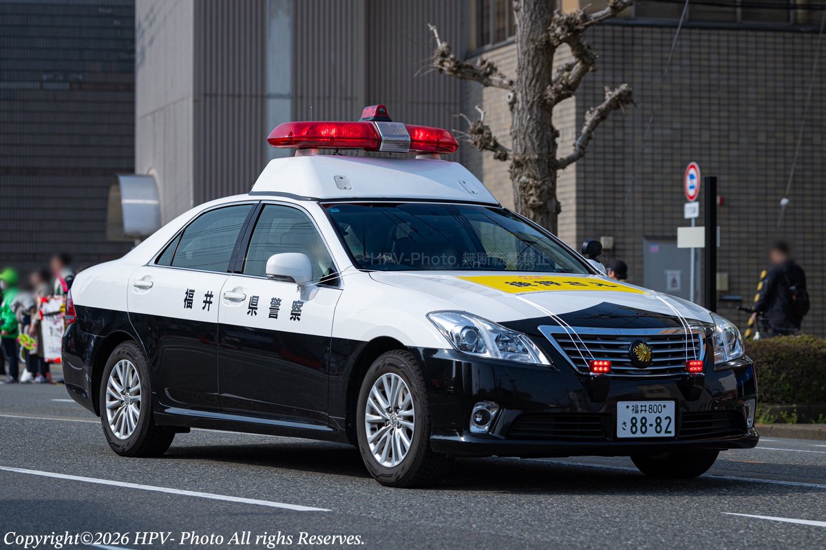 HPV_Photo's tweet photo. 【福井県 福井警察署 地域課】
GRS201クラウン 無線警ら車(4WD)
【福井県 福井南警察署 交通課】
E26キャラバン 交通事故処理車(ステカメ搭載)
【福井県警察本部 警務部 機動警察隊】
SC91 NT1100P / SC62前期CB1300P 白バイ

マラソンでランナーの先導、後押さえに従事した警察車両。 https://t.co/7eCGdPfdNL