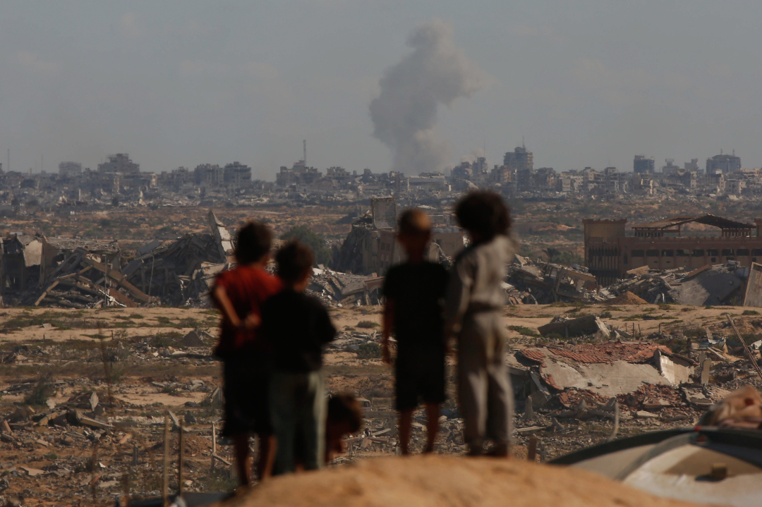 UNRWAes's tweet photo. Mientras muchas familias celebraban el Eid al-Adha, los ataques aéreos volvieron a intensificarse en #Gaza.
En un día de reunión y esperanza, miles de personas vivieron una celebración marcada por el miedo, el desplazamiento y la incertidumbre.
No podemos seguir permitiéndolo. https://t.co/557eqH9xbo