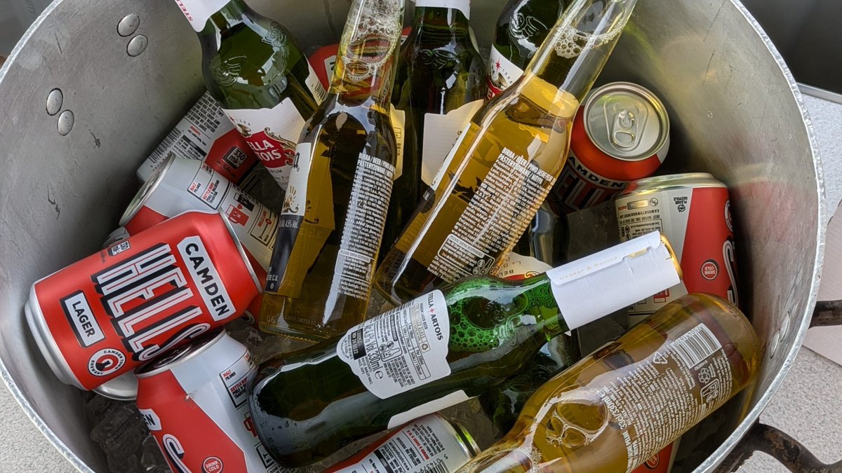 SamaritansCycle's tweet photo. 🍺🍺🍺 We have them on ice ready for you !!! 🍻😀🙌 And.. the first one is on us !! ☺️😀🙏 

27th June @ https://t.co/KNE9LVaGbK  #drinkingbuddy #beerlover #refreshing https://t.co/l7VbNQqhjH