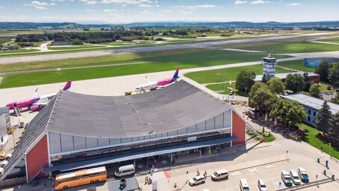 AirportSupplier's tweet photo. Rohde &amp; Schwarz to supply CERTIUM advanced communications system to Memmingen Airport https://t.co/zJiDKch6oF @RohdeSchwarz #CERTIUM #MemmingenAirport #EndToEndIP #IPCommunications #Aviation #VoiceCommunicationSystems #Airports https://t.co/bY0iG4s5Jc
