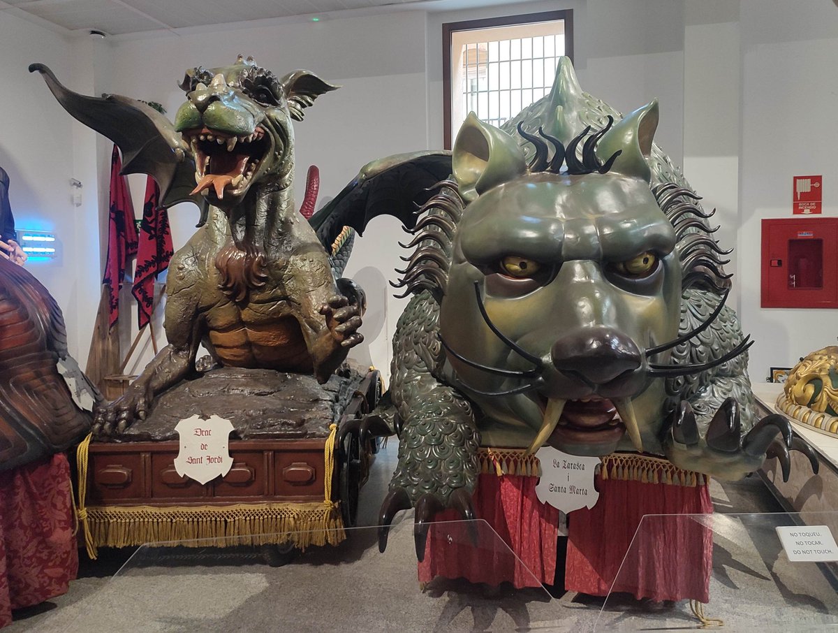 MarcCasalsIg's tweet photo. A València per recollir el Premi de la Crítica dels Escriptors Valencians a la millor traducció del 2025 per "El jardiner i la mort', de Gueorgui Gospodínov. A més, és Corpus (la Festa Grossa, n'hi diuen aquí) i van preparant les processons, així que la cosa promet. Som-hi! https://t.co/ceoARZmXDb