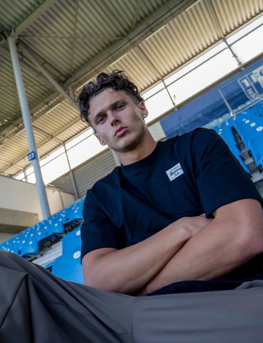 1fc_magdeburg's tweet photo. 👋🏻 𝐇𝐞𝐲, 𝐊𝐞𝐯𝐢𝐧!

Kevin Manthey wechselt zum 1. FC Magdeburg. Der 19-jährige Mittelstürmer kommt vom SV Werder Bremen II zu unserem Club.

Herzlich willkommen an der Elbe, Kevin! 😁

ℹ️ Alle Infos: https://t.co/dUHbC76Nov
—————
#EINMALIMMER https://t.co/8kNFuLg2fY