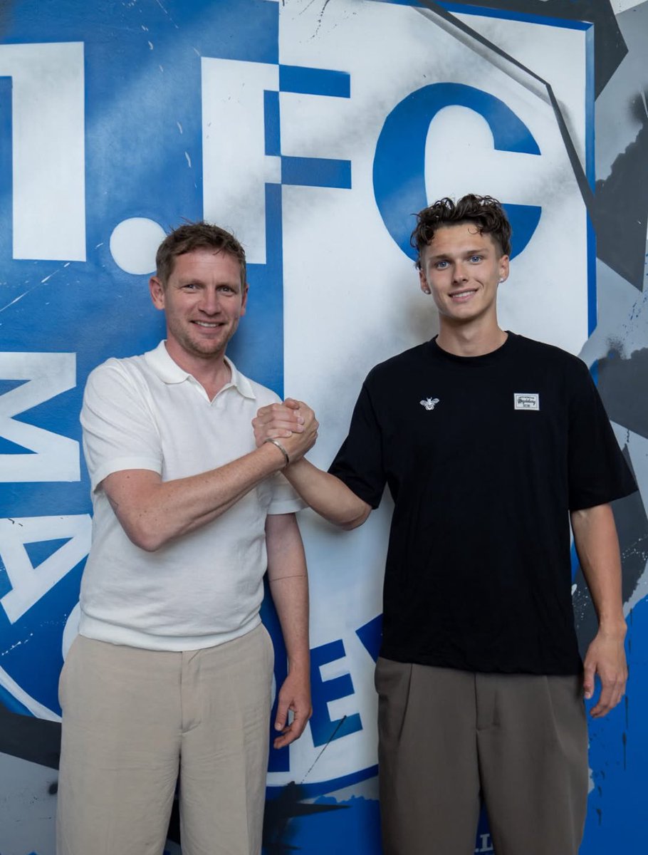 1fc_magdeburg's tweet photo. 👋🏻 𝐇𝐞𝐲, 𝐊𝐞𝐯𝐢𝐧!

Kevin Manthey wechselt zum 1. FC Magdeburg. Der 19-jährige Mittelstürmer kommt vom SV Werder Bremen II zu unserem Club.

Herzlich willkommen an der Elbe, Kevin! 😁

ℹ️ Alle Infos: https://t.co/dUHbC76Nov
—————
#EINMALIMMER https://t.co/8kNFuLg2fY